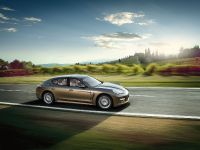 Porsche Panamera 4 (2010) - picture 2 of 3