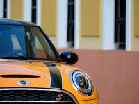 Mini Cooper 5-door (2015) - picture 2 of 13