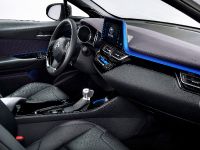 Toyota C-HR (2017) - picture 7 of 14