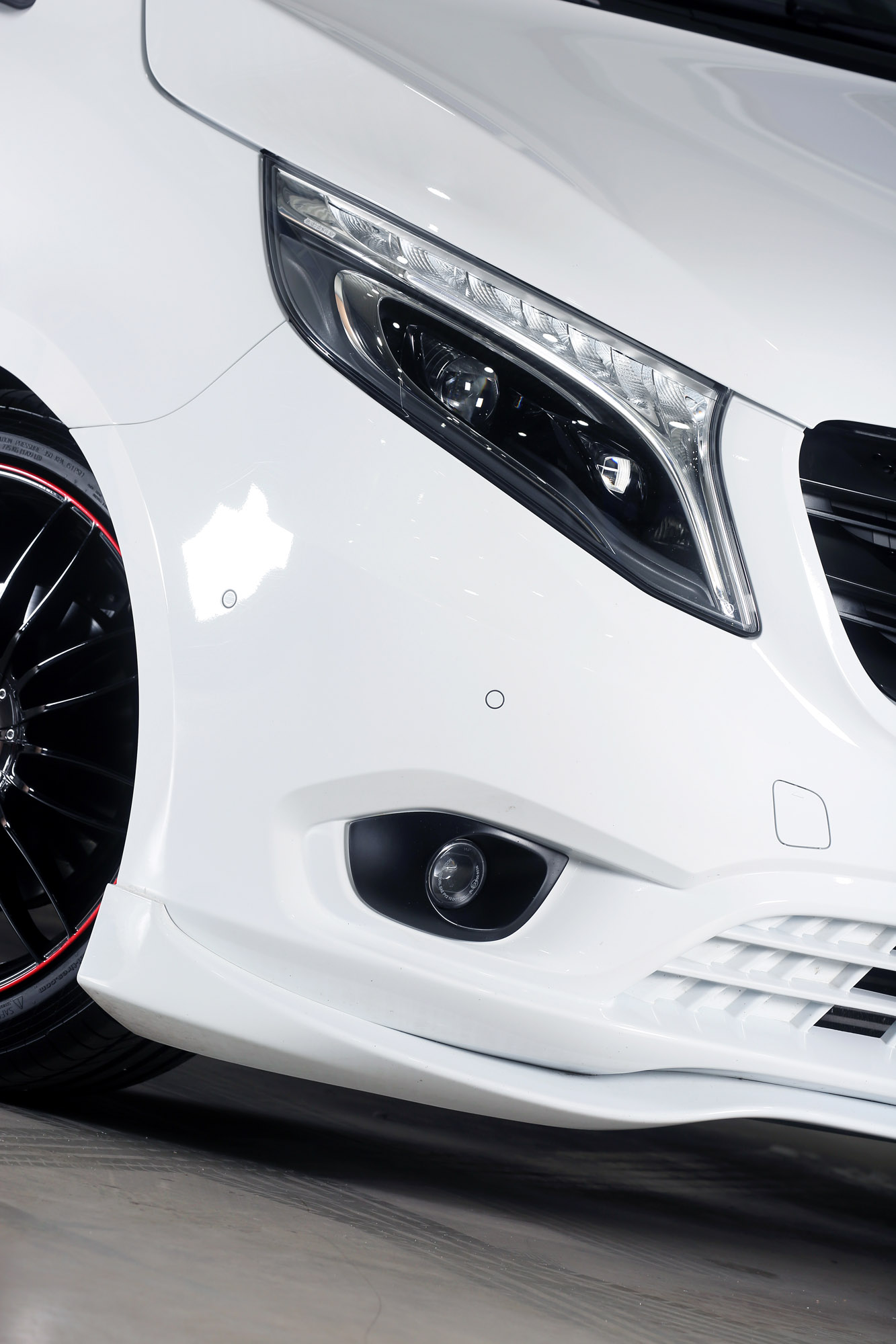 Mercedes-Benz VANSPORT.DE Mercedes-Benz White Sport Van
