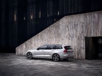 Volvo V60 R-Design (2019) - picture 3 of 13