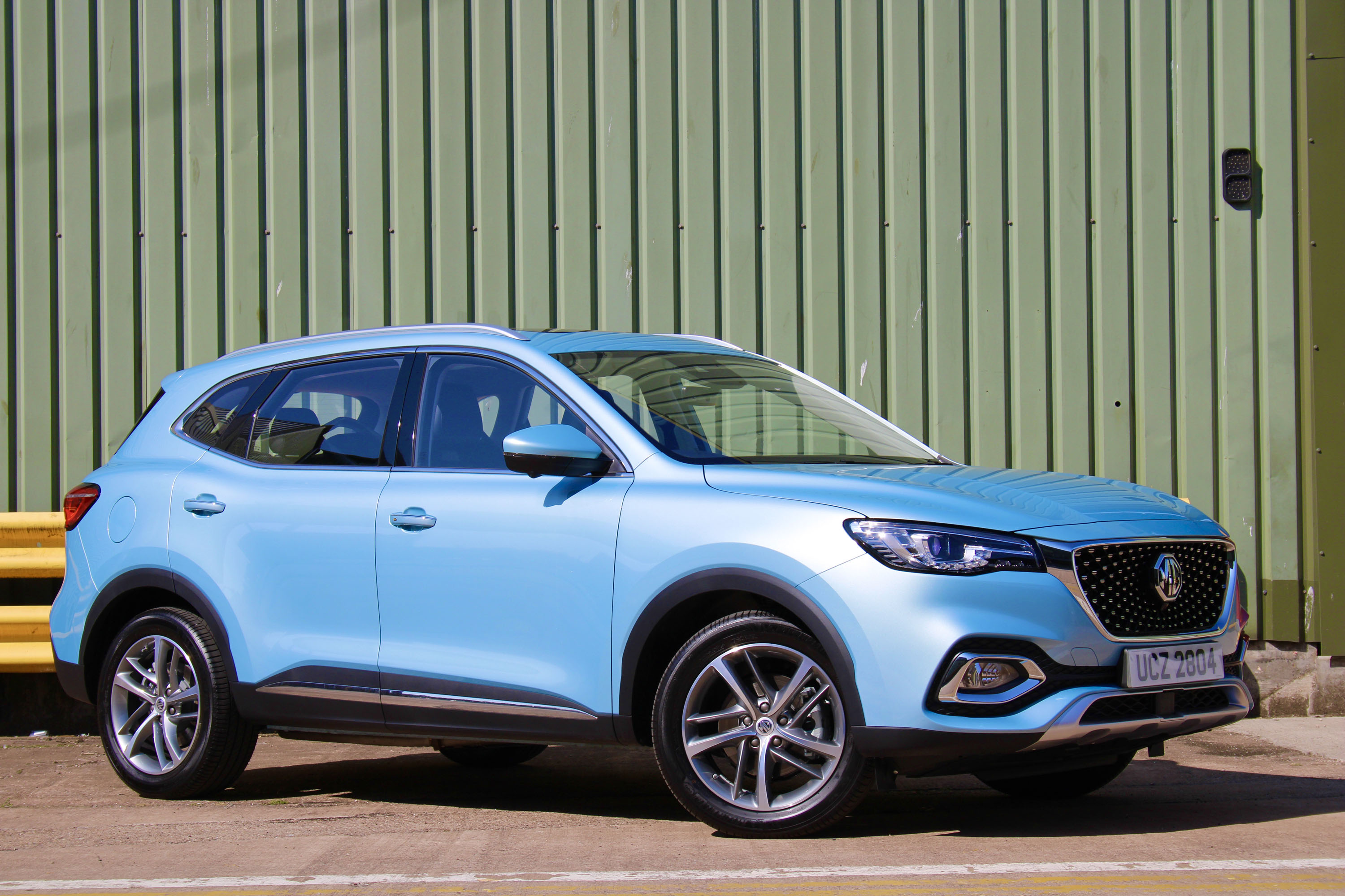 MG LAUNCHES PLUG-IN HYBRID HS SUV