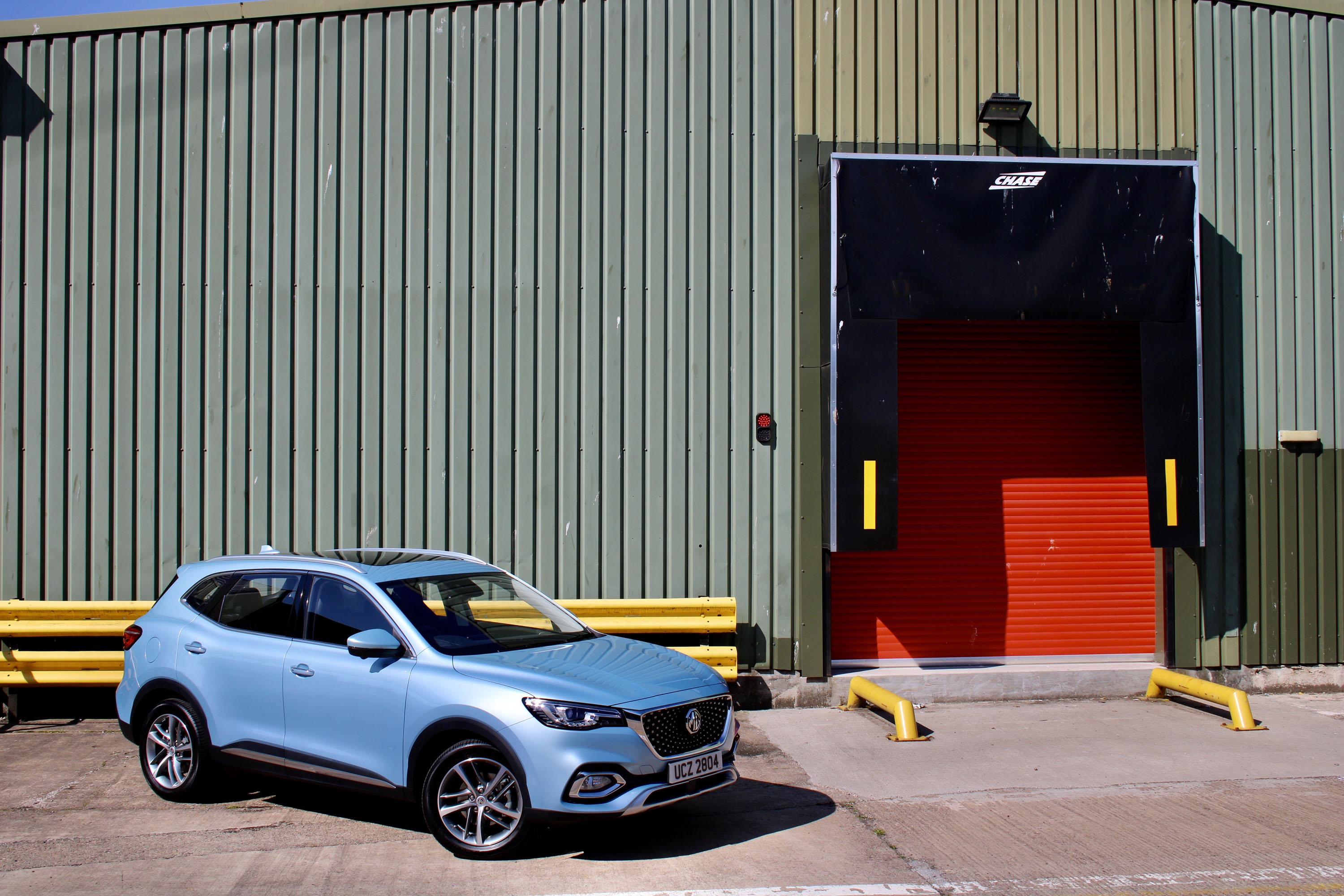 MG LAUNCHES PLUG-IN HYBRID HS SUV