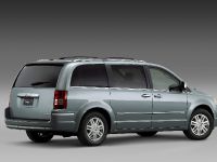 Chrysler Town &amp; Country (2008) - picture 3 of 4