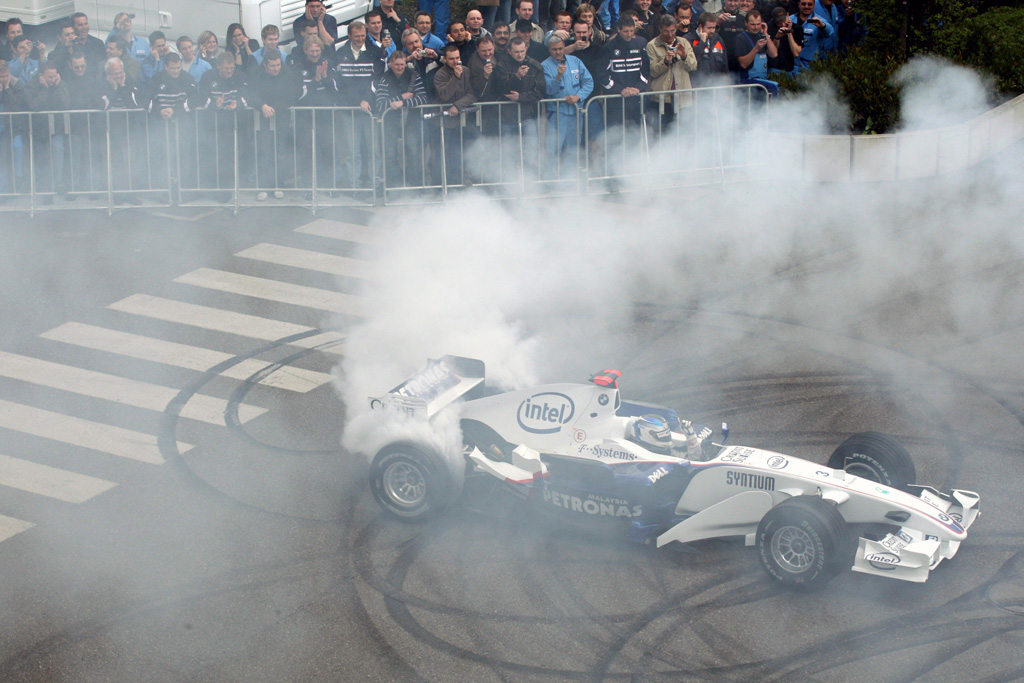 BMW Heidfeld Brings F1 To BMW Plant