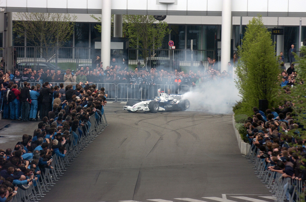 BMW Heidfeld Brings F1 To BMW Plant