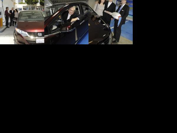 Honda FCX Clarity (2008) - picture 1 of 3