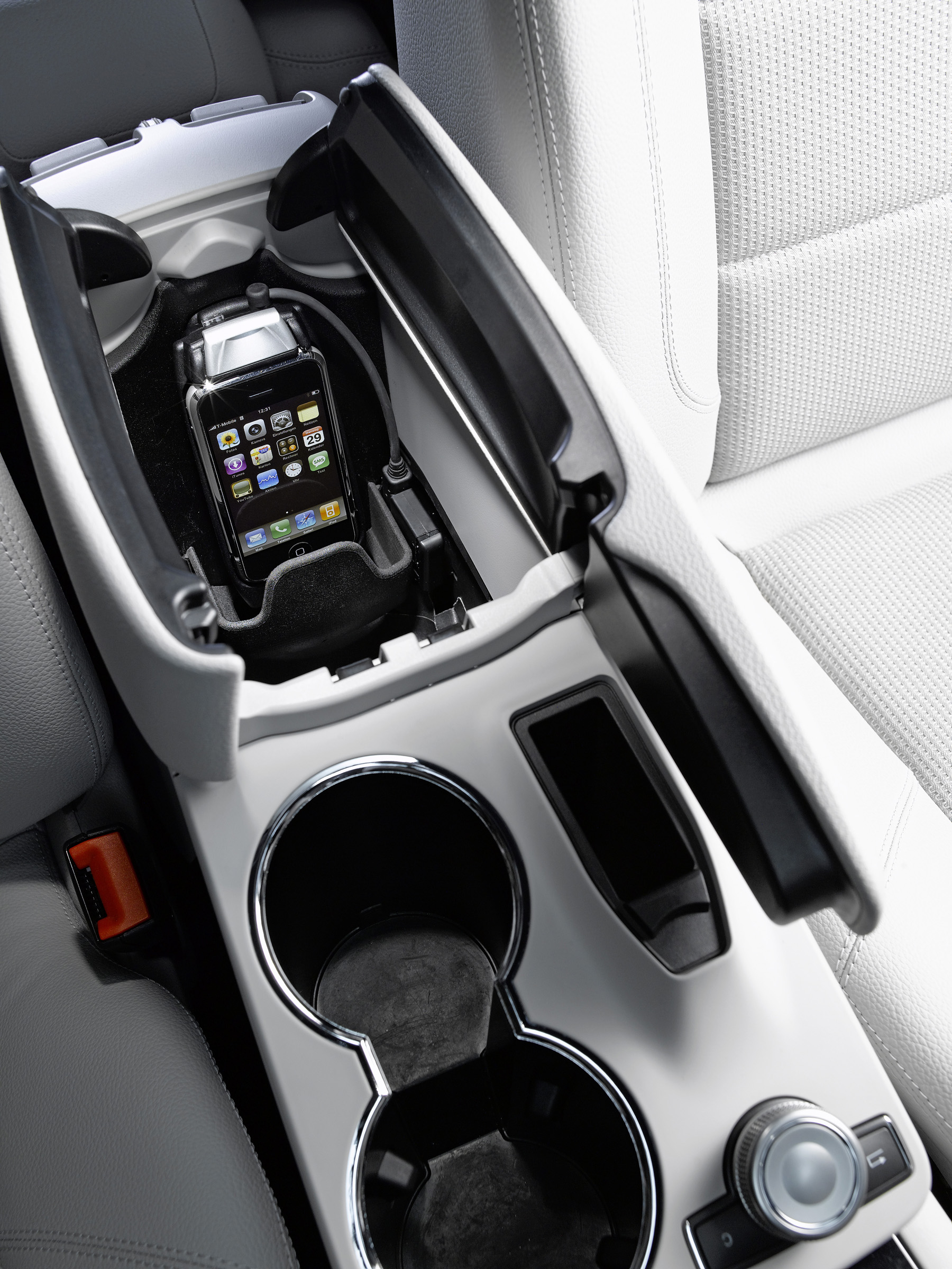 Mercedes-Benz makes in-car iPhone connection