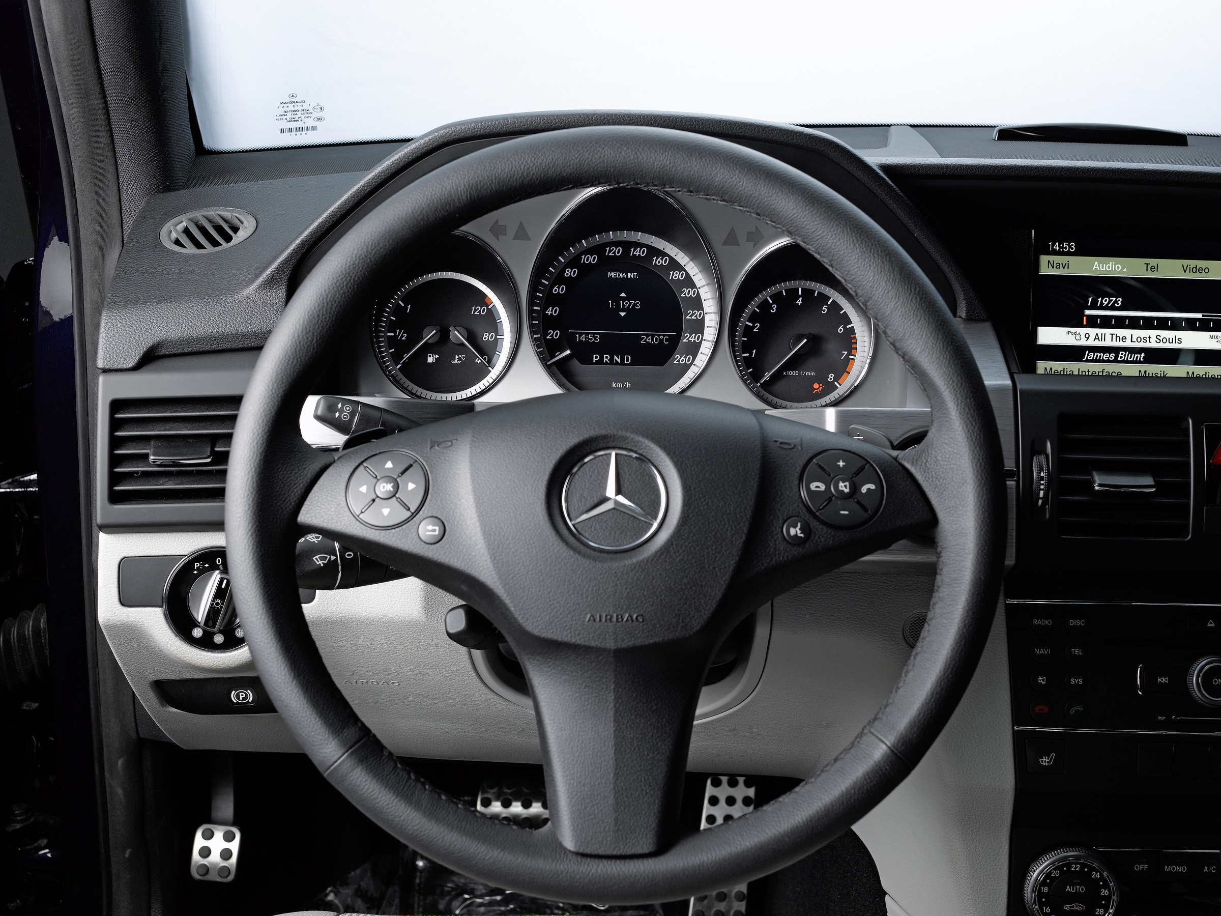 Mercedes-Benz makes in-car iPhone connection