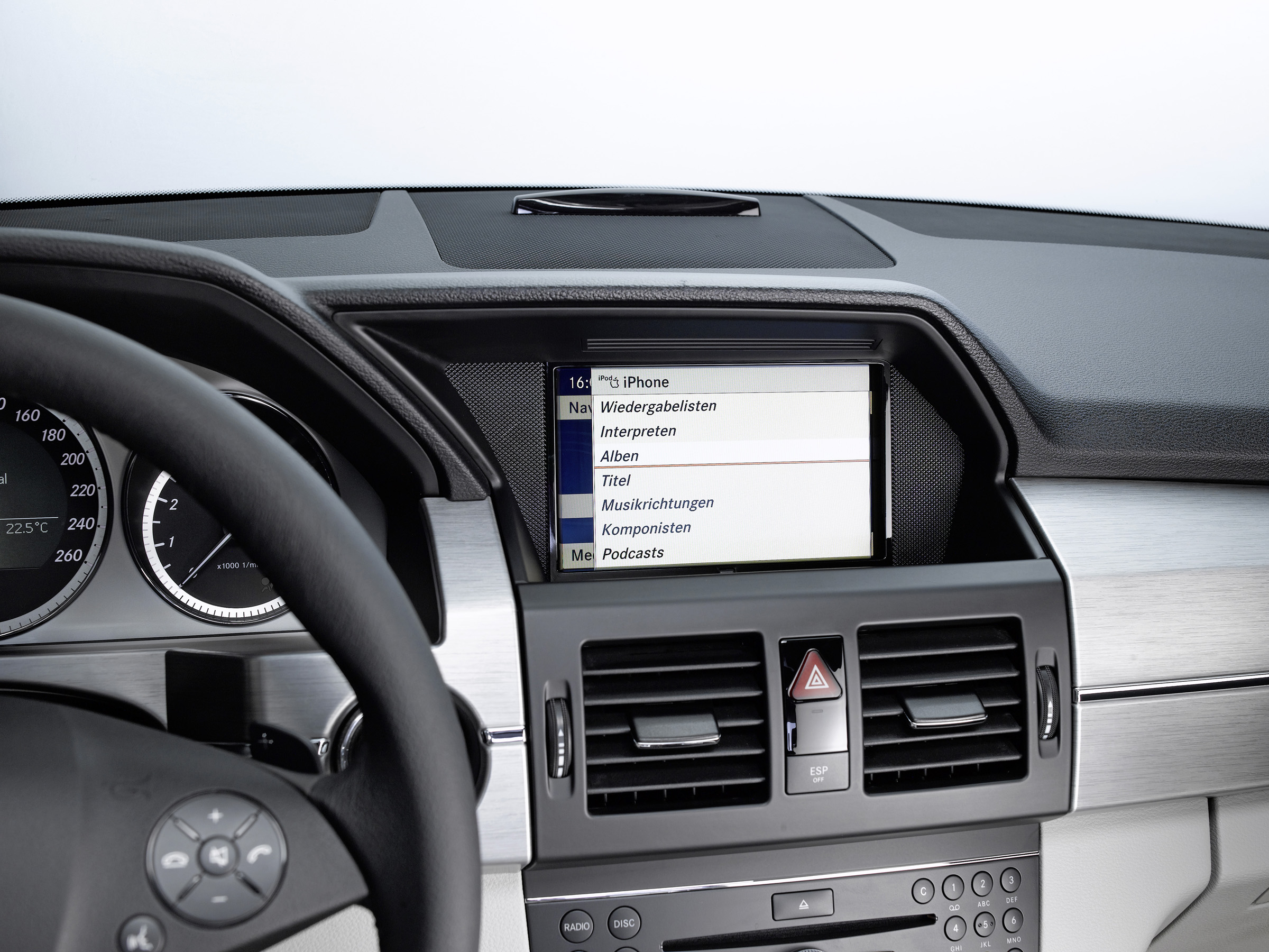 Mercedes-Benz makes in-car iPhone connection