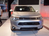Mitsubishi Outlander PHEV New York (2013) - picture 1 of 3