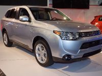 Mitsubishi Outlander PHEV New York 2013 (2013)