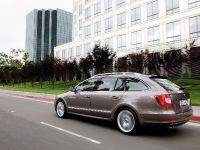 Skoda Superb Combi (2009) - picture 7 of 32