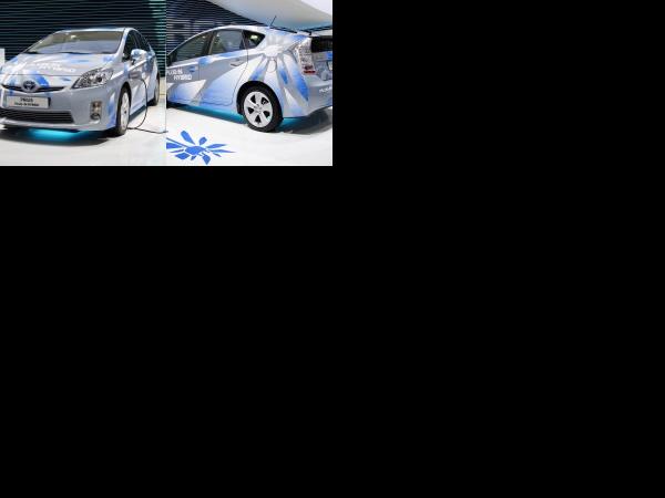 Paris Toyota Prius plug-in hybrid Paris 2010 (2010) - picture 1 of 2