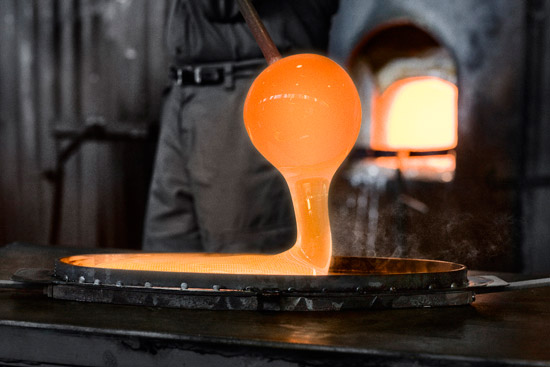 A close-up of the melted glass – the first, hot stage in the creation of the crystal-clear S60 Concept centre stack A close-up of the melted glass – the first, hot stage in the creation of the crystal-clear S60 Concept centre stack