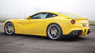 novitec rosso ferrari f12 berlinetta - 340 km/h on a highway [video]