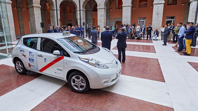 Nissan-electric-taxi_651