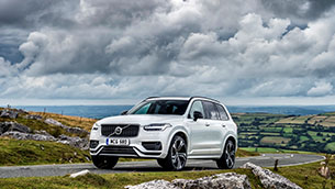 volvo xc90 recharge plug-in hybrid wins large suv of the year title in the news uk motor awards