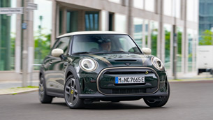 tradition meets the future: the 2023 mini cooper se resolute edition